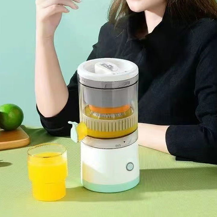 Ferskpresset grønnsaksjuice helles fra den trådløse juicepressen. Sunn og rask.