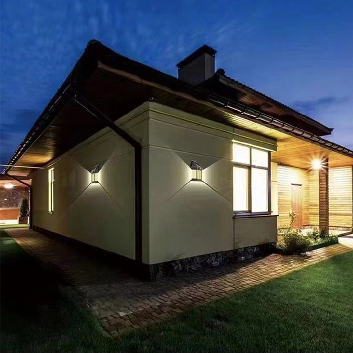 Energibesparende solcelle vegglampe med sensor, ideell for hagebelysning.
