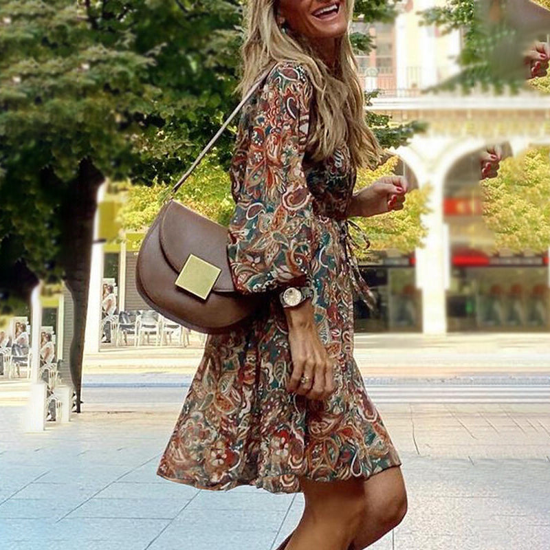 Retro blomstret tunikakjole for kvinner med belte, inspirert av vintage og boho stil. Langermet.