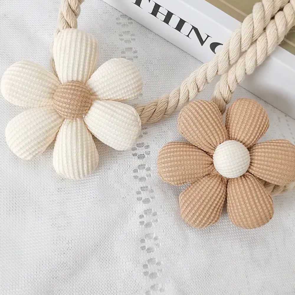Hjemmedekor: Magnetiske gardinholdere med blomsterdesign i beige/brun. Pynter opp gardinene i stuen og soverommet.