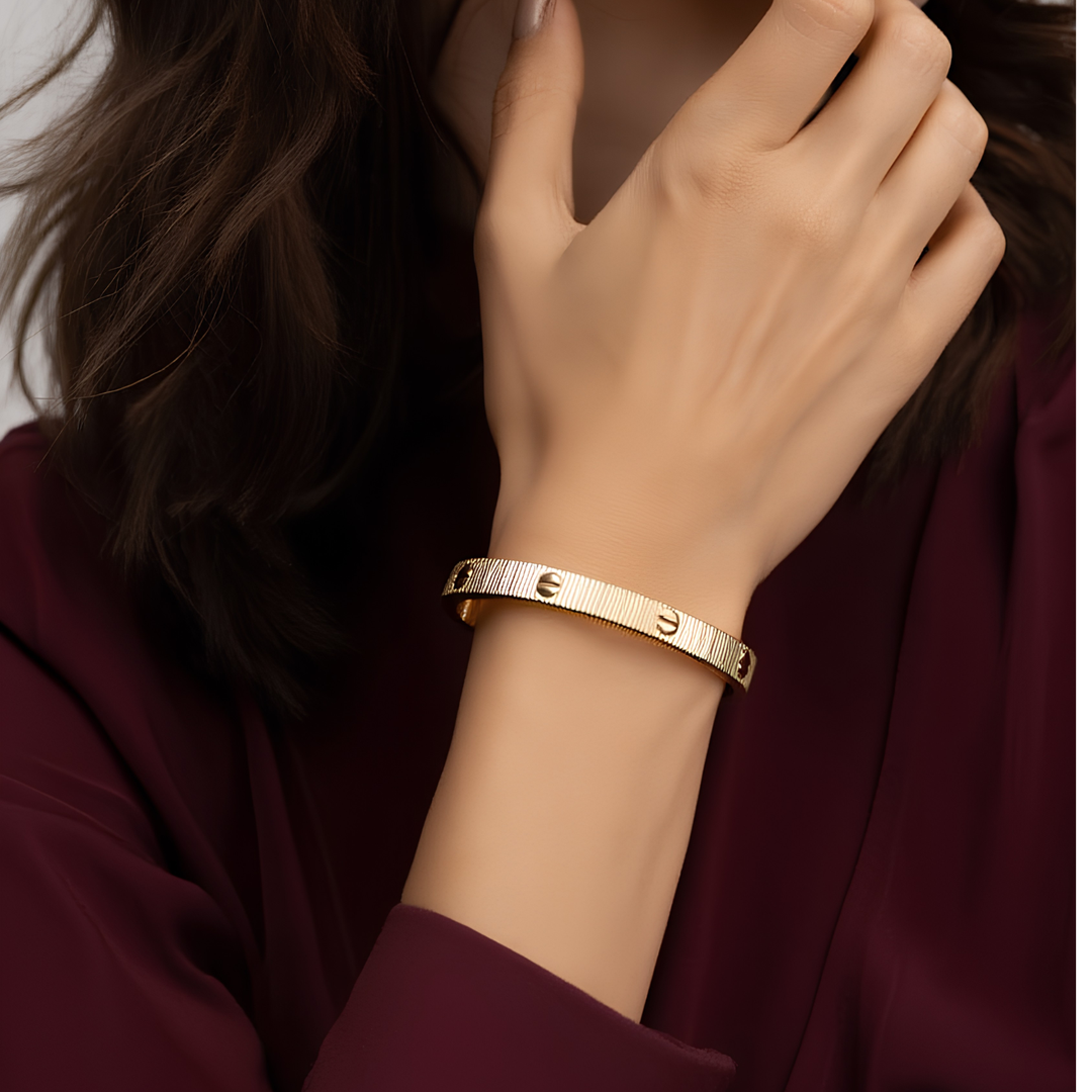 Fleksibel 'Love' armring i metall. Et moderne, elegant og tidløst unisex tilbehør.