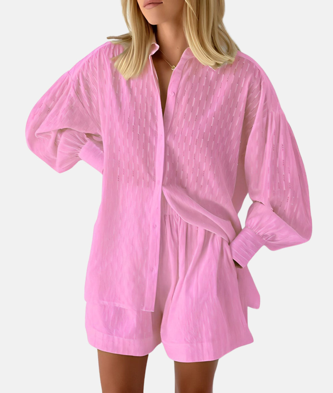 Detaljbilde av løs, komfortabel sommerskjorte fra elegant sett for kvinner, perfekt for casual bruk.