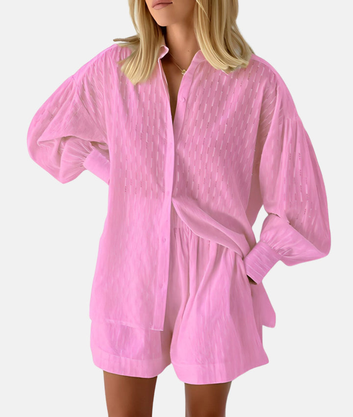 Detaljbilde av løs, komfortabel sommerskjorte fra elegant sett for kvinner, perfekt for casual bruk.