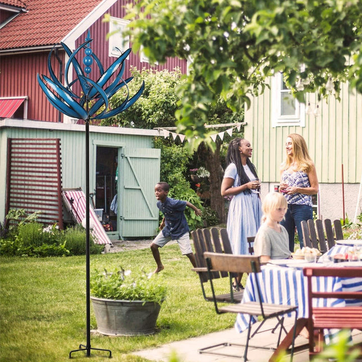 Detalj av blå vindspinner i metall, perfekt hagepynt og moderne hagekunst.