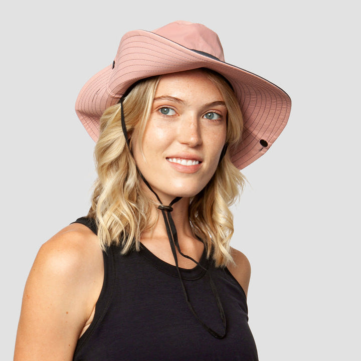 Dame solhatt for ferie, sammenleggbar design med UV-beskyttelse, perfekt for avslapning.