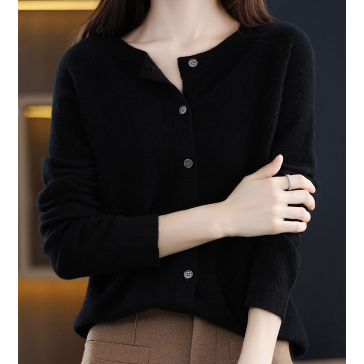 Stilren o-hals strikket cardigan til dame, en ensfarget genser som holder deg varm.