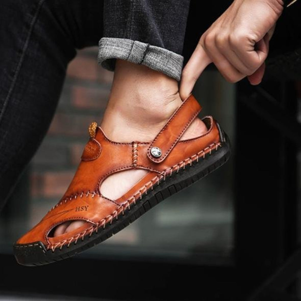 Mørkebrune pustende herresandaler for varme dager. Komfortable og justerbare fritidssko, perfekte for utendørs bruk.