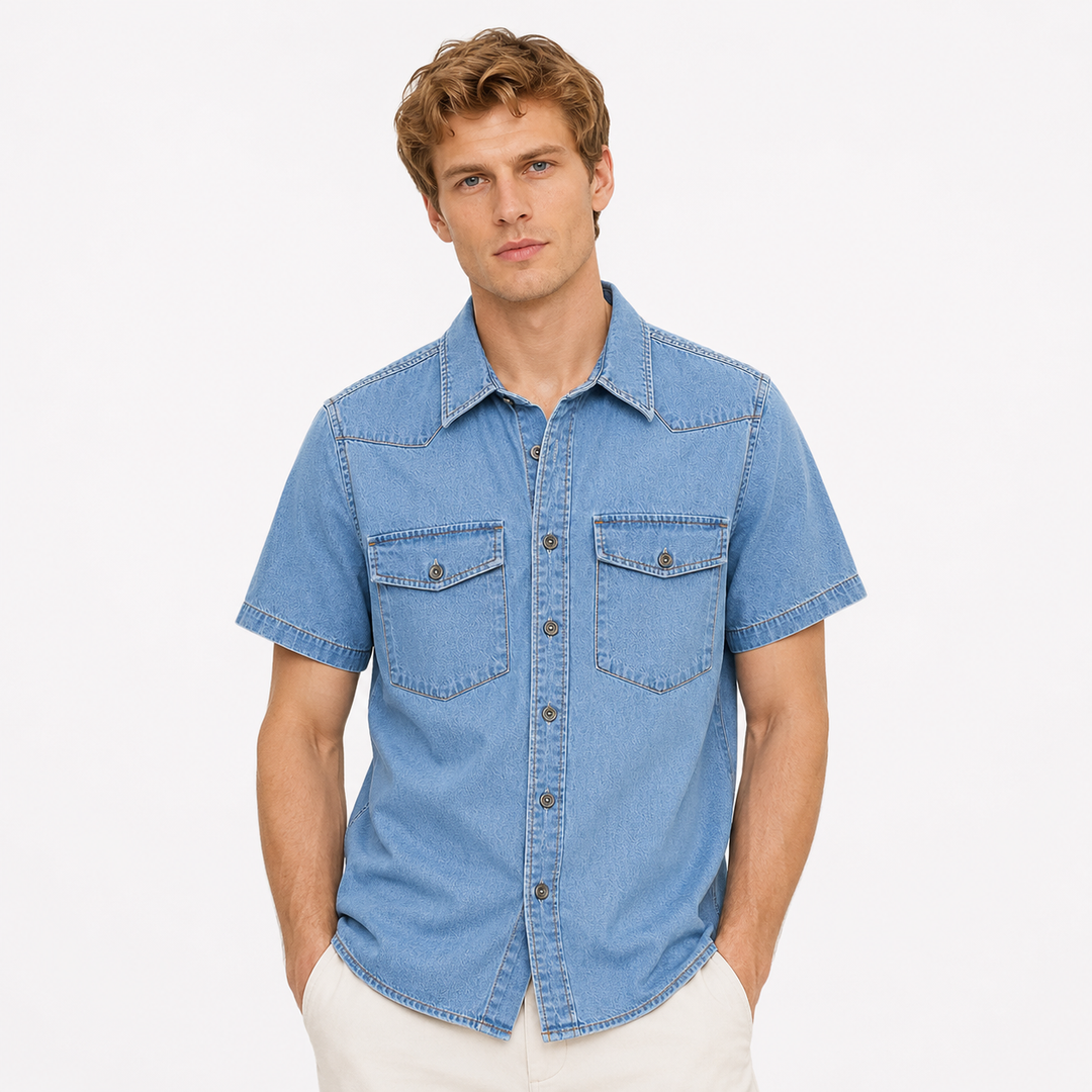Lysblå kortermet denimskjorte for menn. Lett og stilig sommerskjorte, perfekt for casual fritidsbruk.