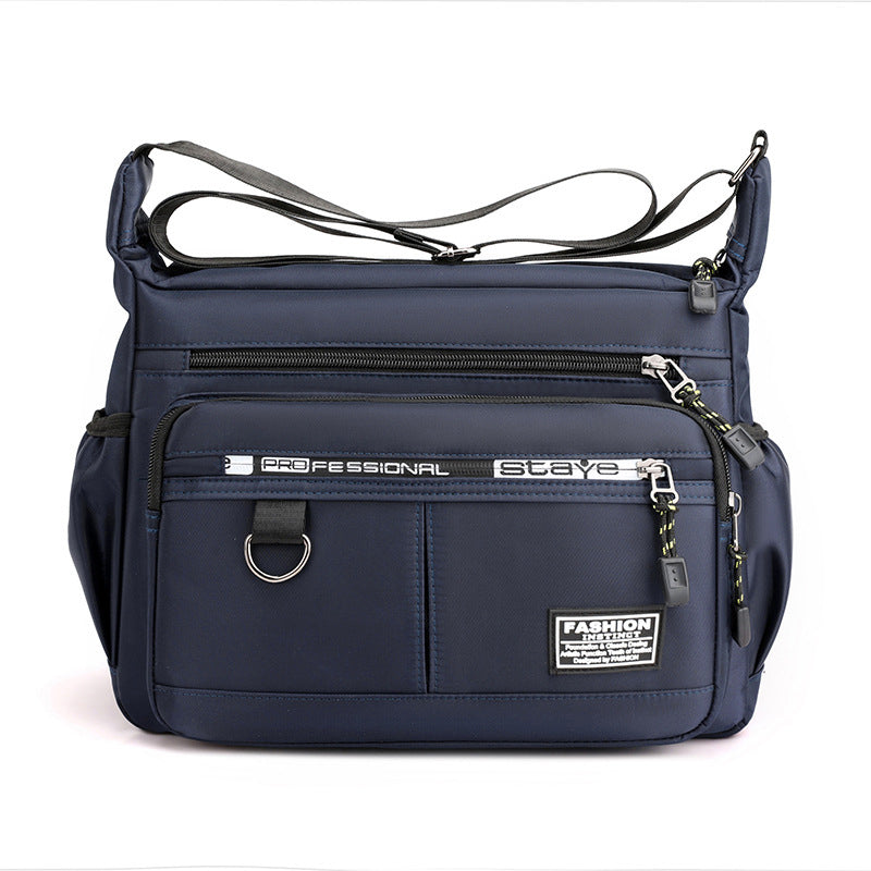 Sort herre skulderveske i robust nylon, med justerbar stropp. Ideell som reiseveske og crossbody.