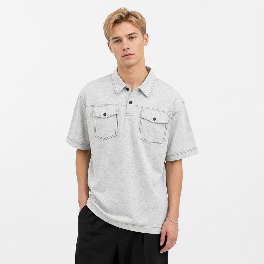 Kortermet denim poloskjorte til herre, komfortabel og maskulin, med doble brystlommer for fritid.
