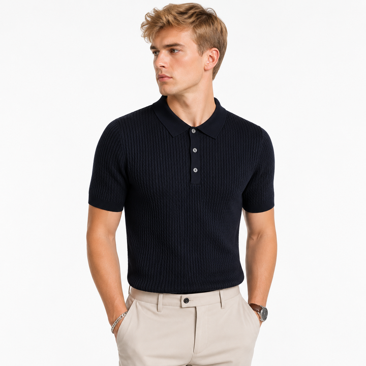 Komfortabel strikket herrepolo med striper. Slim fit og kortermet design, perfekt for sommerstil og fritid.