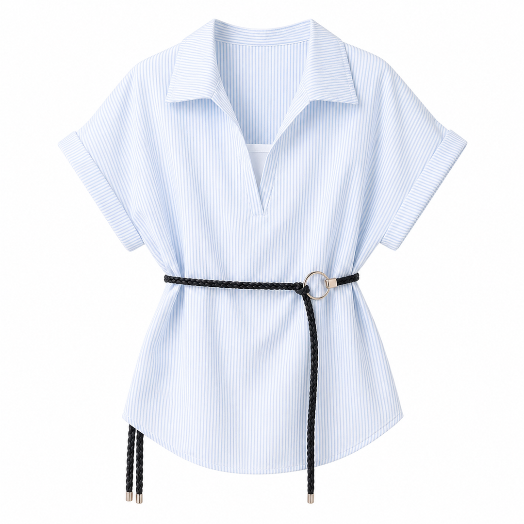 Blå og hvit stripet polo topp for dame med V-hals. Minimalistisk sommertopp med midjebelte, korte ermer.