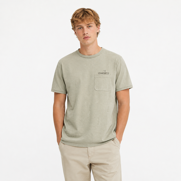 Lett grønn herre workwear t-skjorte med brystlomme. Komfortabel sommerstil for urban og casual bruk.