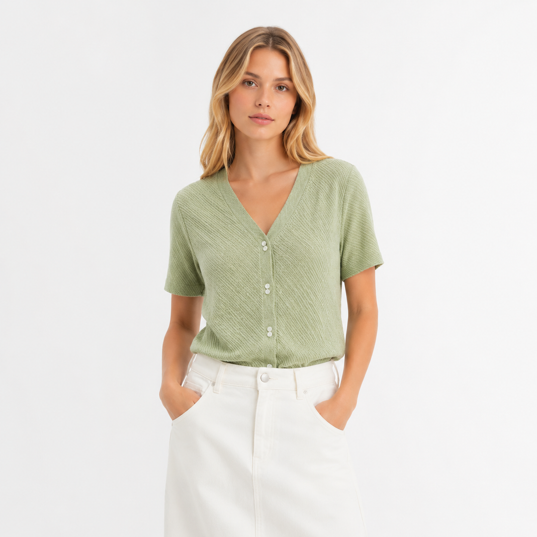 Casual stripet dametopp med V-hals og perleknapper, enkel å style for jobb, fest eller hverdag.