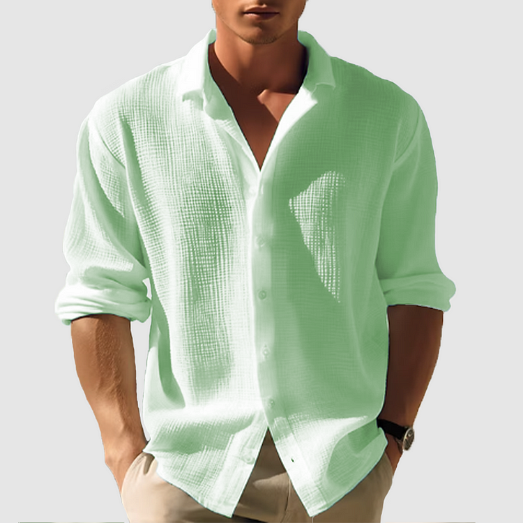Komfortabel button-down herreskjorte med lange ermer. Uformell og klassisk design med tidløst revers for menn.