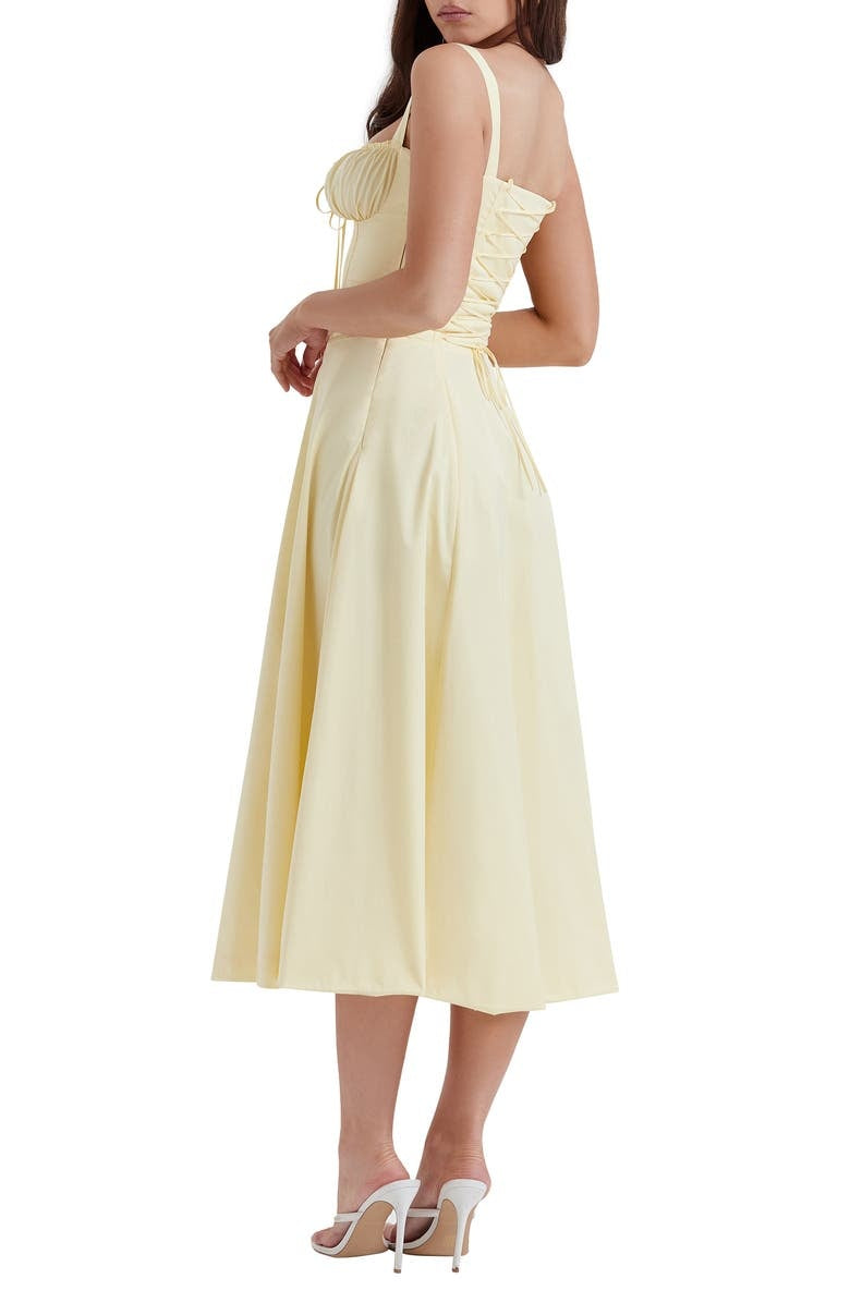 Ermeløs kjole i polyesterblanding, lett og luftig, perfekt som elegant sommerkjole.