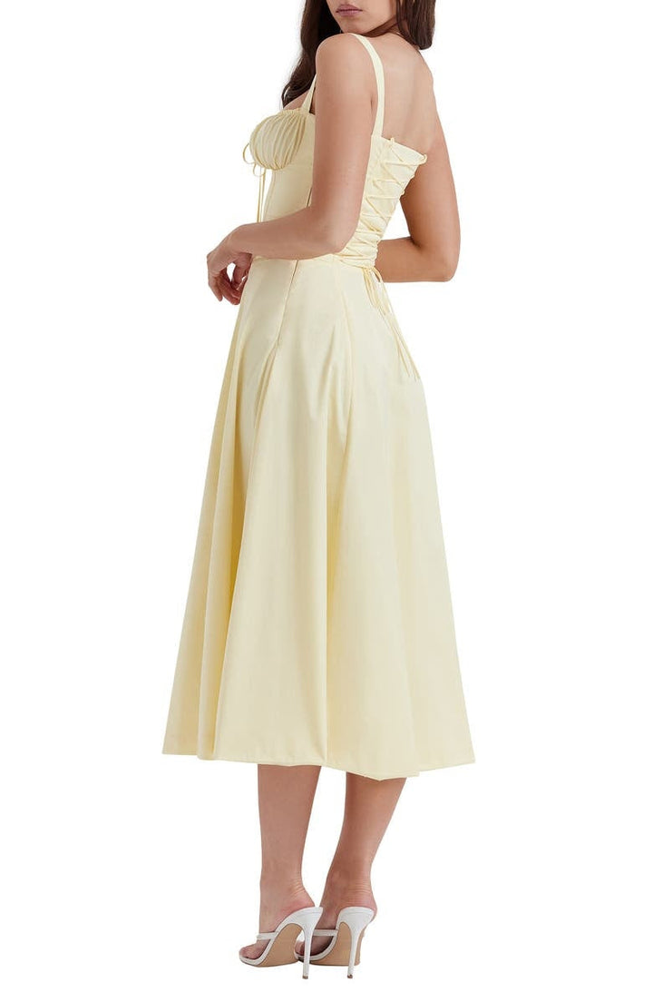 Ermeløs kjole i polyesterblanding, lett og luftig, perfekt som elegant sommerkjole.