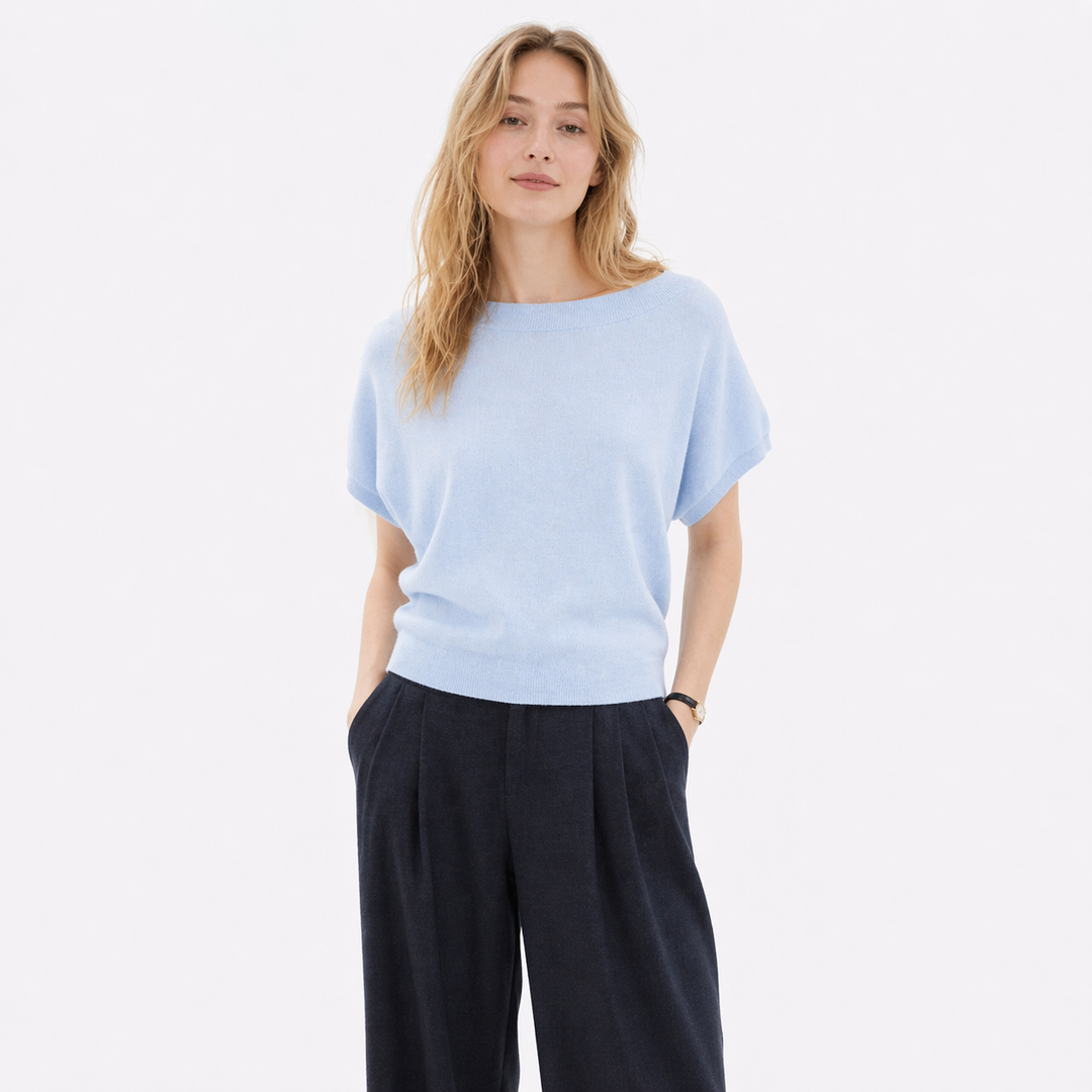Elegant dame off-shoulder sommertopp i løs passform. Komfortabel og stilfull for hverdag og fest.