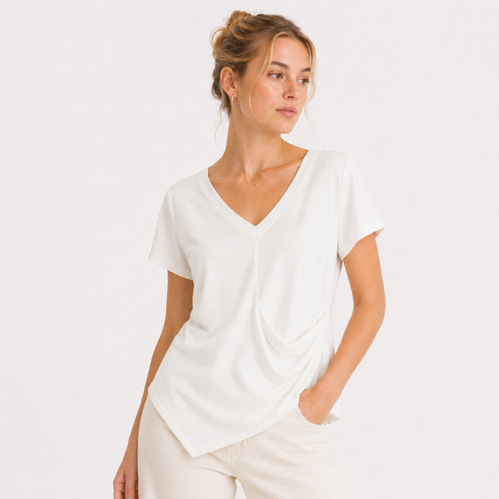 Svart elegant dame topp med V-hals, drapert midje og asymmetrisk design, perfekt for fest.