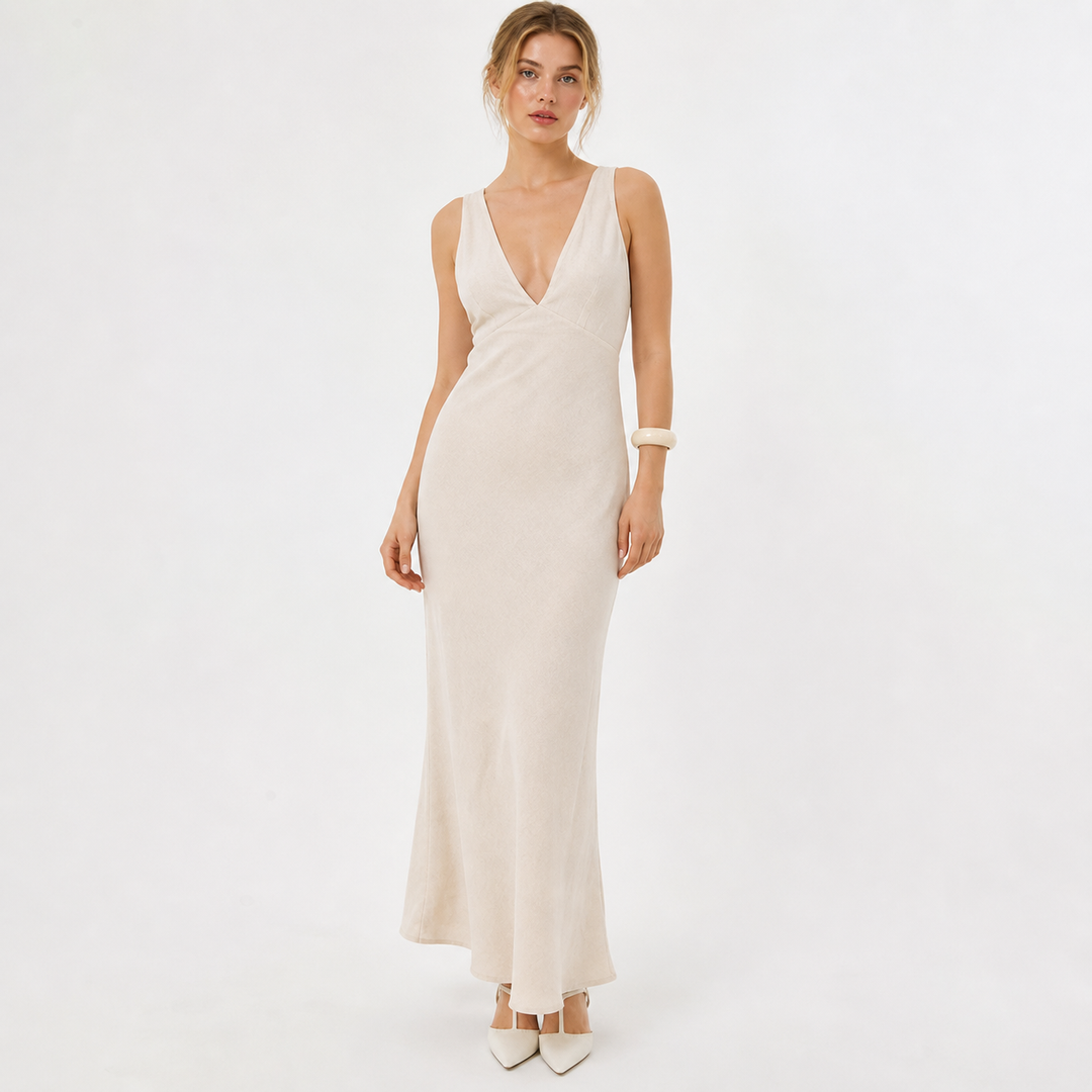 Elegant beige V-hals cami maxikjole til dame med innsvingt midje og snøring i ryggen. Perfekt sommer- og festkjole.