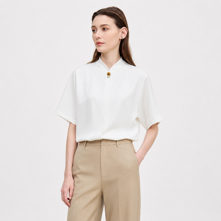 Elegant bluse med ståkrage for kvinner. Komfortabel, løs passform sommertopp i svart, egnet for kontorbruk.