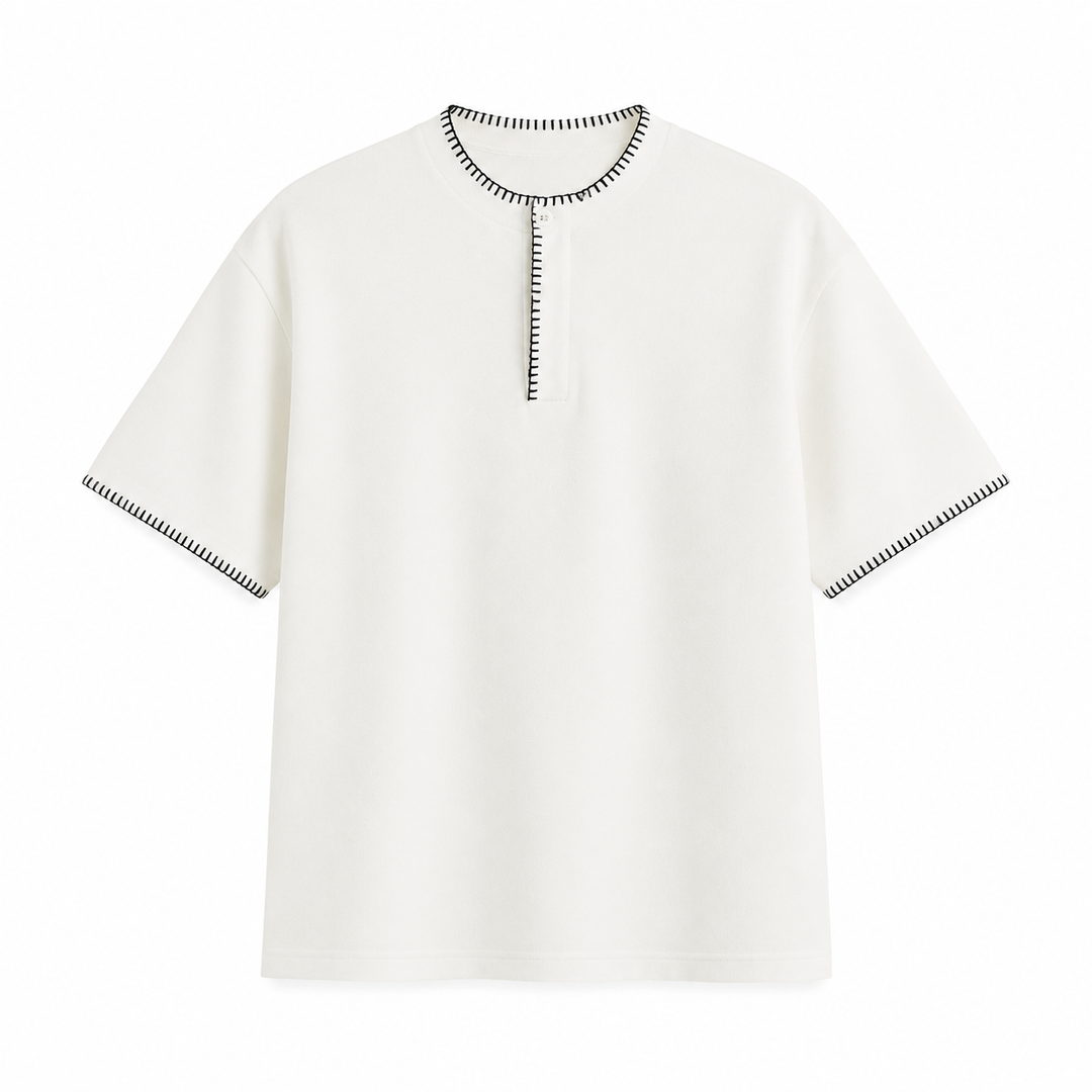 Komfortabel vaffelstrikket Henley t-skjorte for menn. Kortermet overdel i mykt stoff, ideell for sommer.