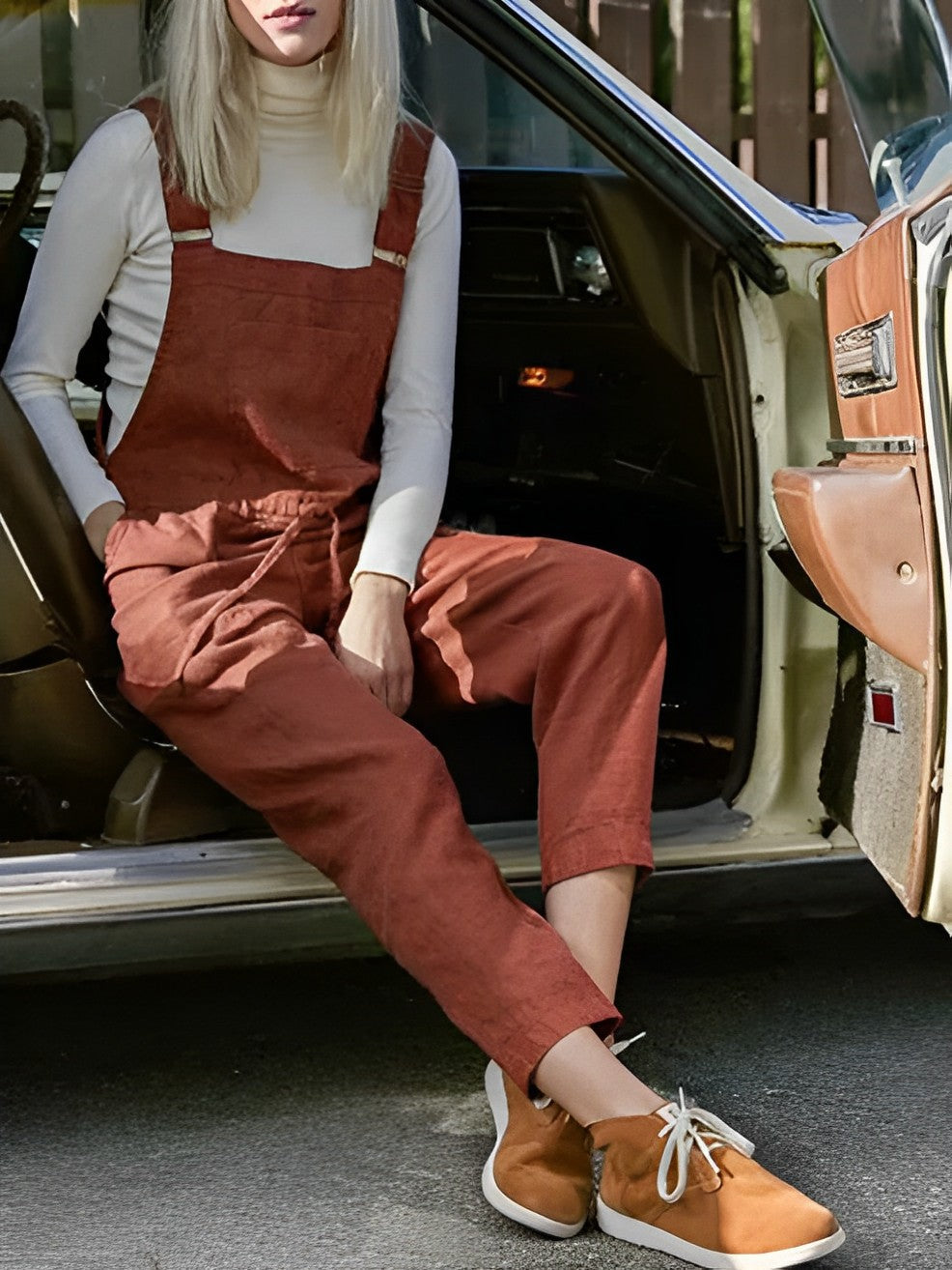 Stilig rød-oransje dungaree for kvinner, uformell sommeroverall med justerbare stropper. Perfekt for ferie.