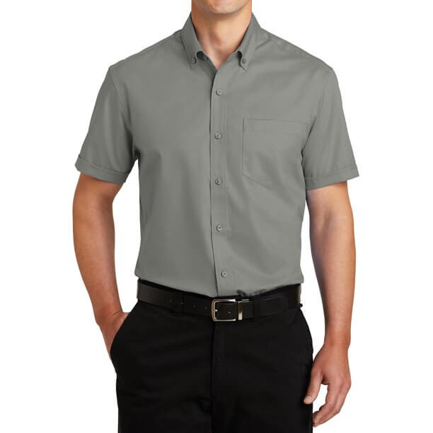 Mann iført stilig, komfortabel menns poloskjorte med knapper. Perfekt for casual sommeraktiviteter.