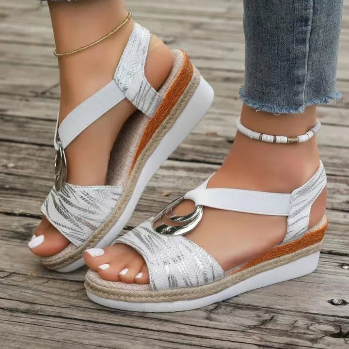 Stilige kvinnesandaler med kilehæl og peep toe. Elegant og komfortabel sommersko for damer.