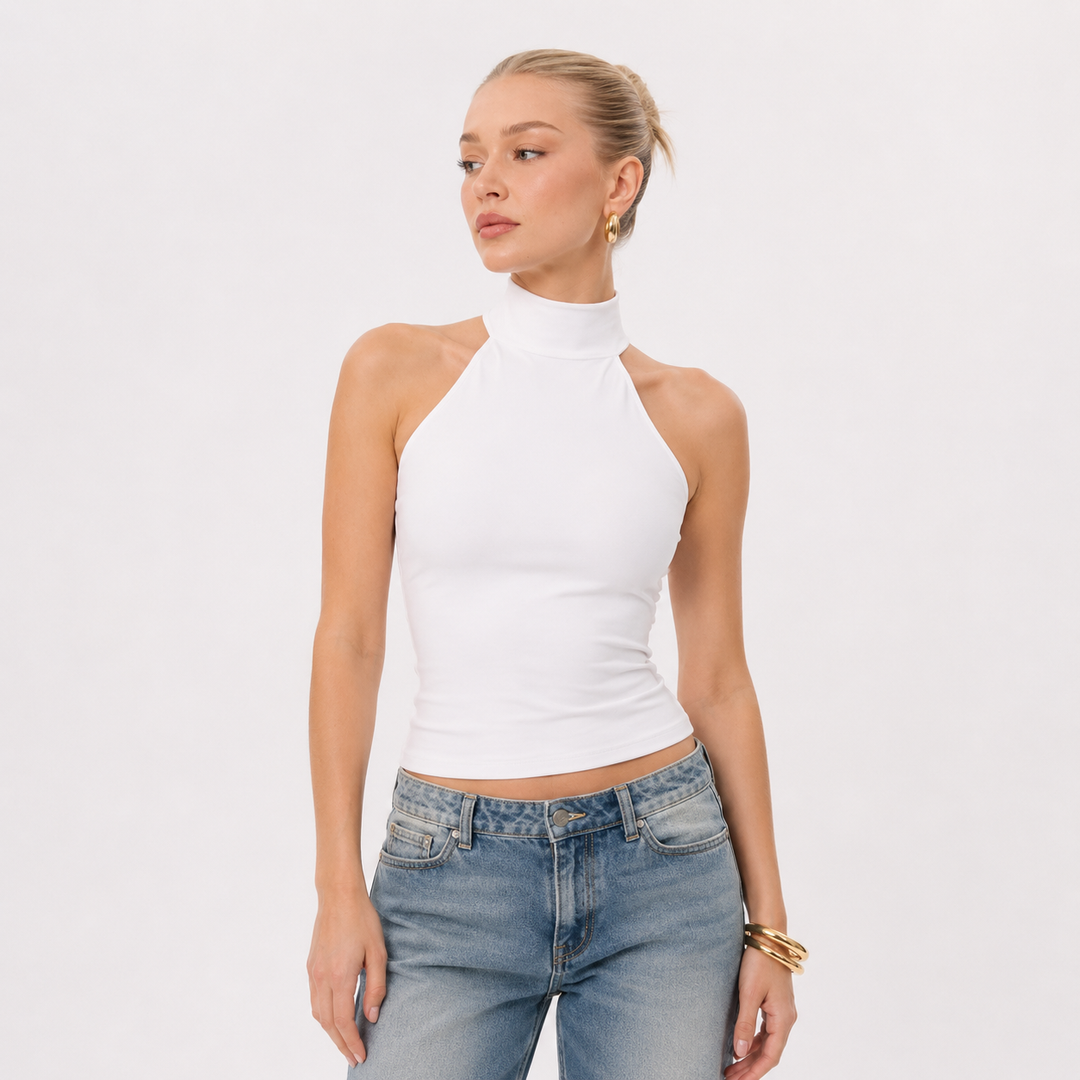 Dame halterneck crop topp i hvit, med elegant ståkrage og ryggløs design. Komfortabel slim fit sommertopp.