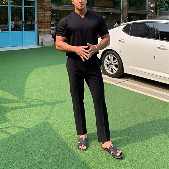 Trendy V-hals sommerskjorte for menn, stilig kortermet design i lett polyester. Mote og funksjon i ett.