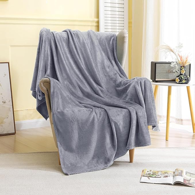 Stilrent rektangulært teppe i ensfarget design. Mykt og varmt polyester pledd for en koselig stue eller soverom.