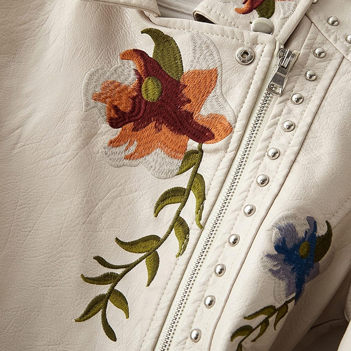 Dame kunstskinnjakke med unike retro blomsterbroderier, ideell som vårjakke med edgy stil for motebevisste.