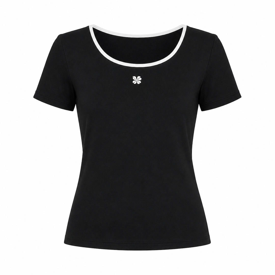 Minimalistisk beige t-skjorte for dame, en allsidig slim fit topp perfekt for en stilren sommerstil.