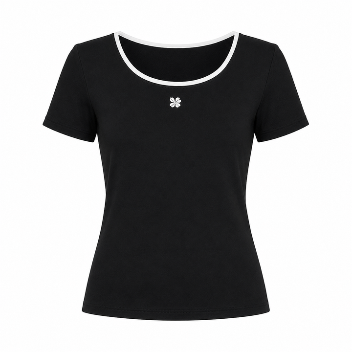 Minimalistisk beige t-skjorte for dame, en allsidig slim fit topp perfekt for en stilren sommerstil.