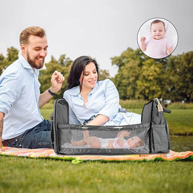 Integrert barneseng i en moderne stellesekk. Gjør reisen enklere for foreldre med babyutstyr og soveplass.