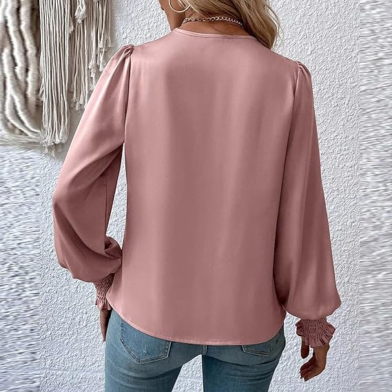 Elegant dame blusetopp med dyp V-hals og vakre ballongermer. Perfekt topp for en stilfull look.