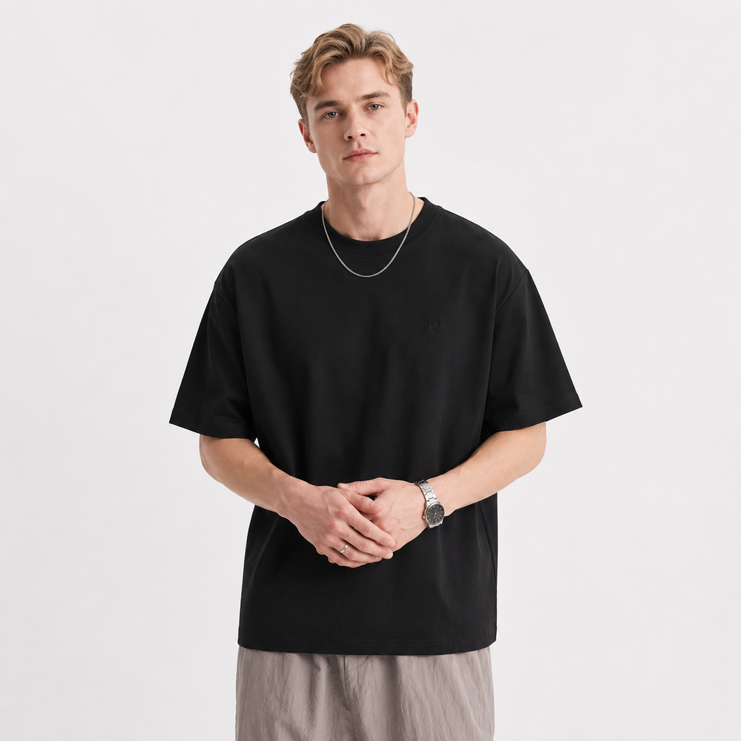 Moderne herre oversized t-skjorte med stilrent brodert fiskemotiv. Komfortabel og pustende for sommerens streetwear.