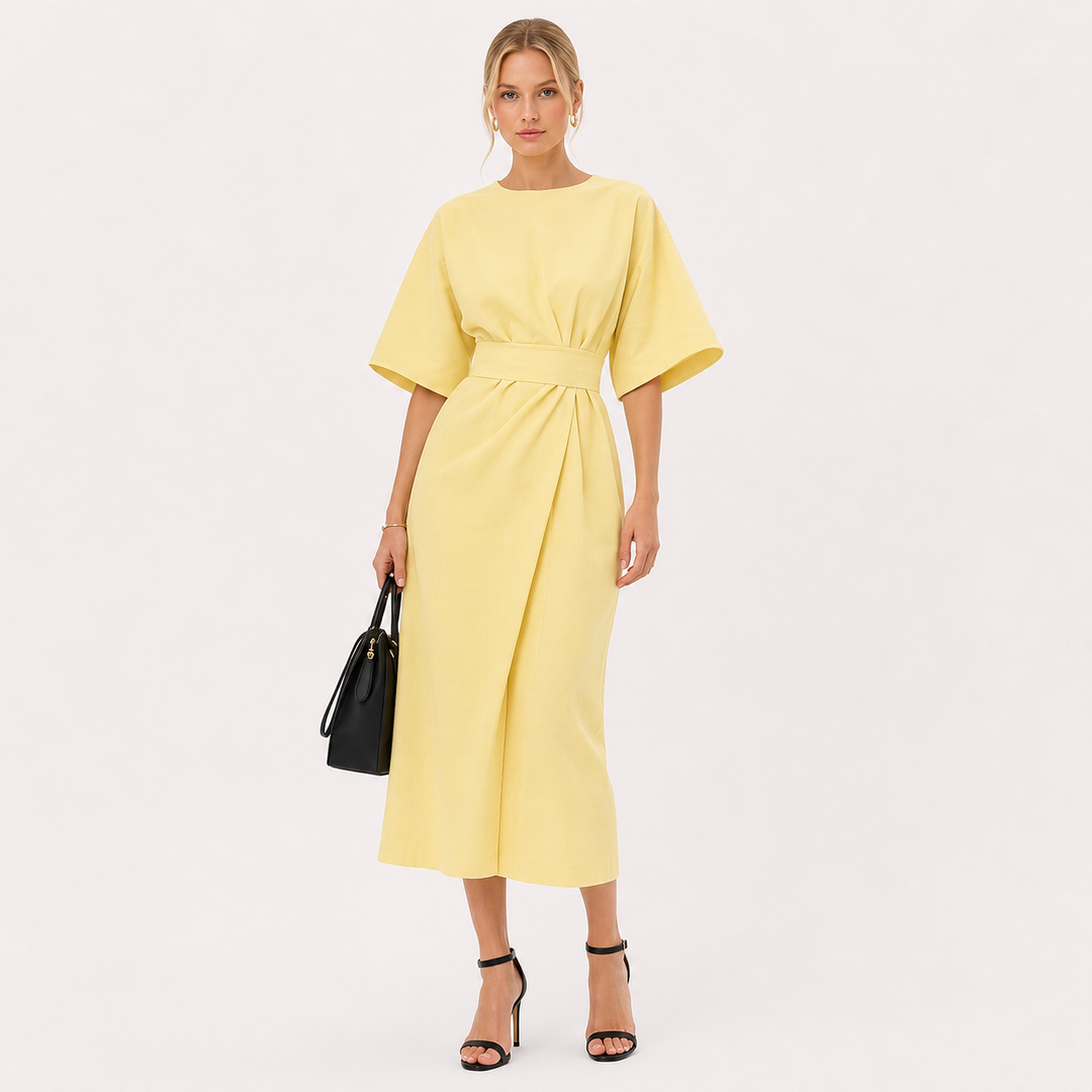 Elegant gul midikjole for dame med omslagsdesign og belte, perfekt for sommer eller festbruk.