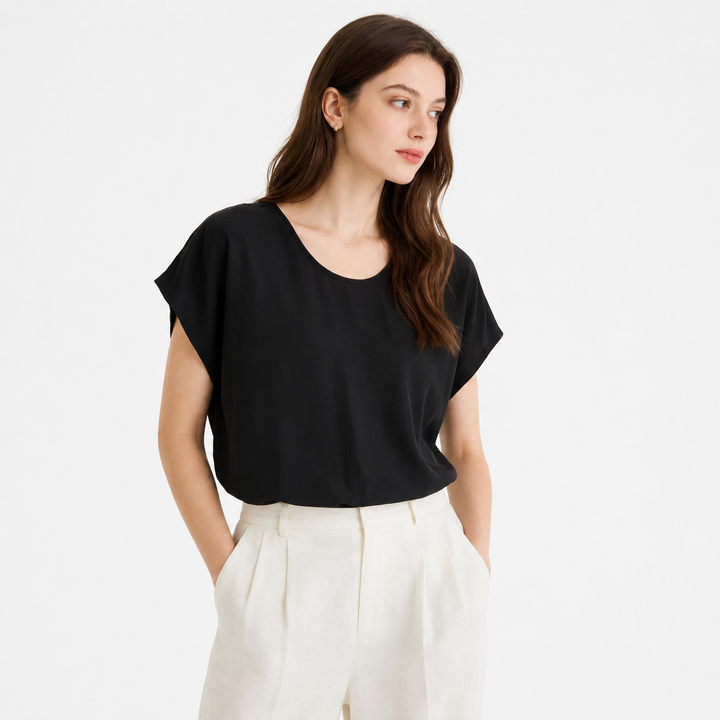 Komfortabel plus size t-skjorte med løs passform for dame, en elegant hverdagstopp i flere farger.