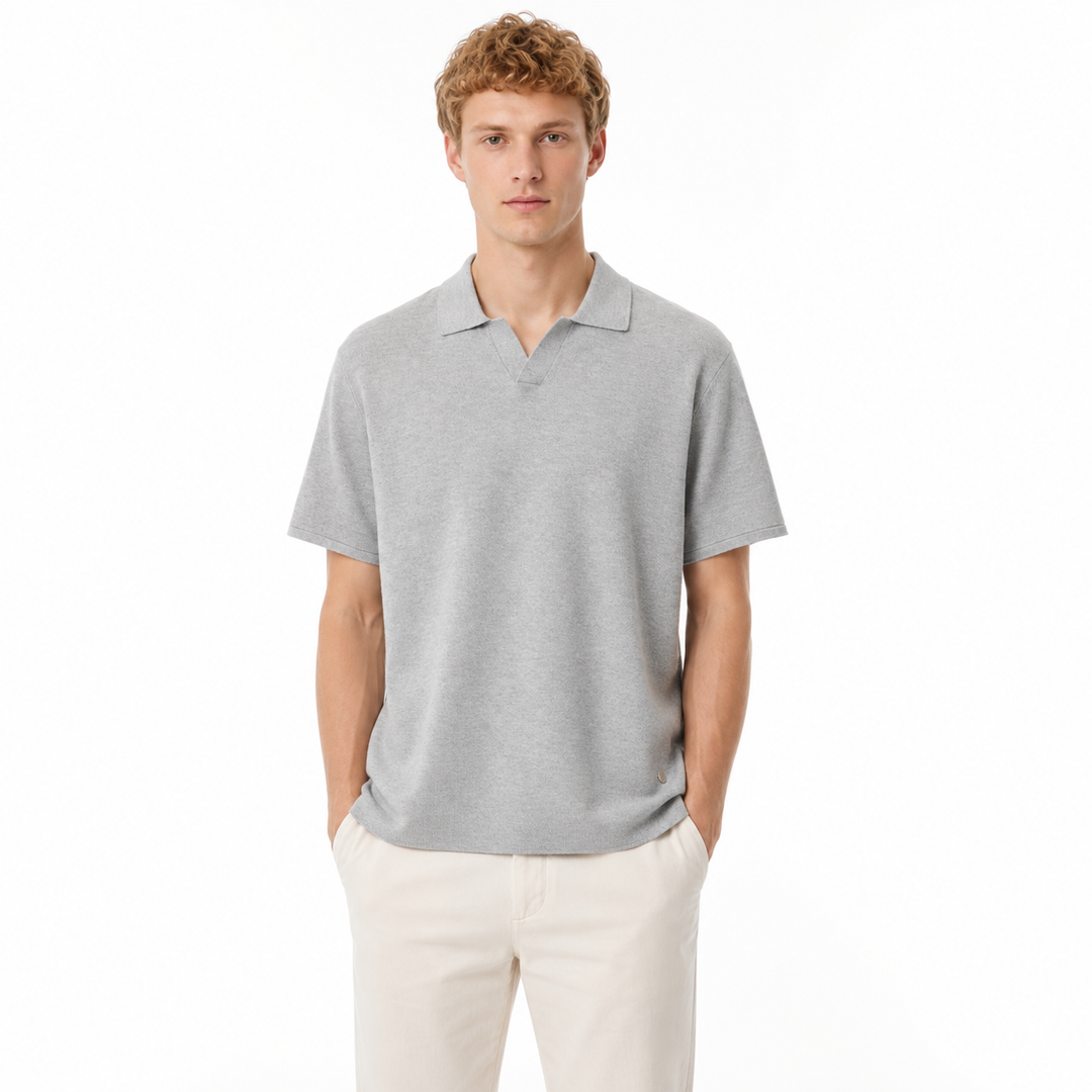Herre strikket polo. Myk, pustende og elegant sommerstil for business casual og fritid.