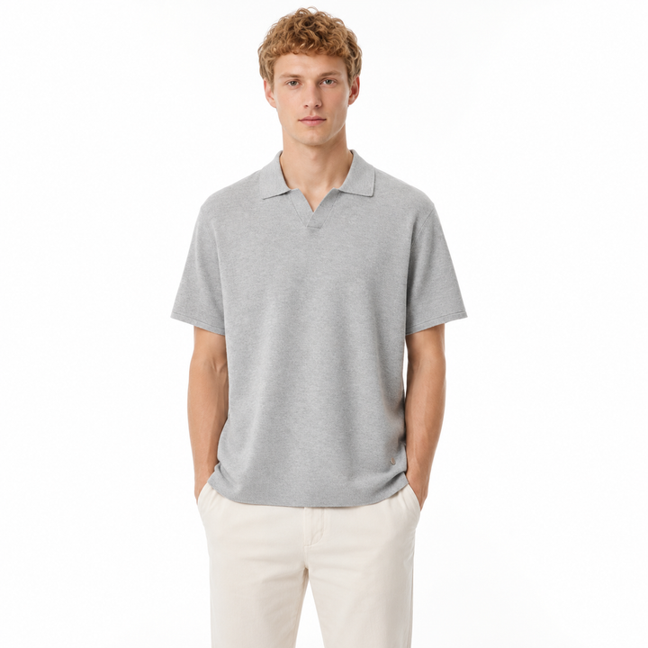 Herre strikket polo. Myk, pustende og elegant sommerstil for business casual og fritid.