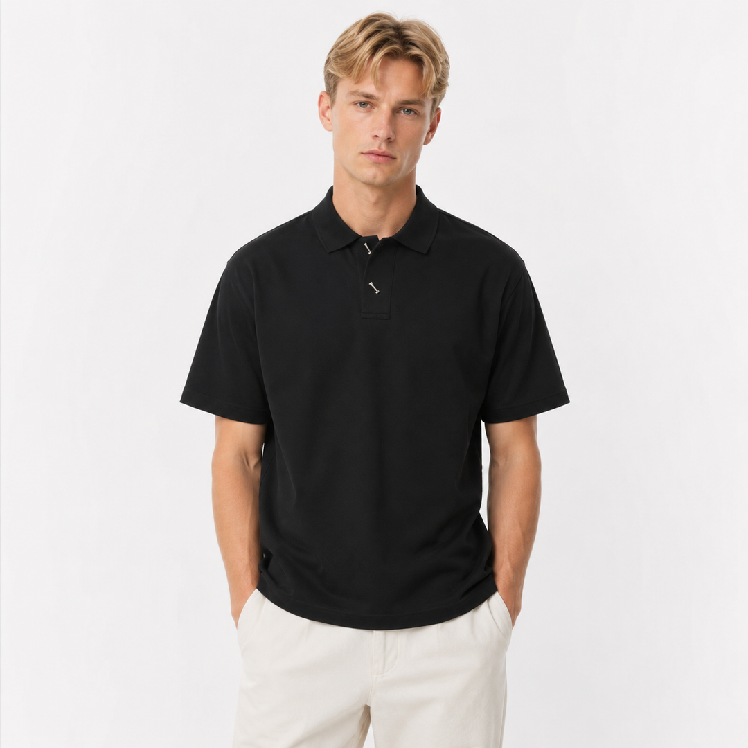 Komfortabel herre vaffelstrikket pikéskjorte i svart, kortermet polo for en elegant og avslappet sommerstil.