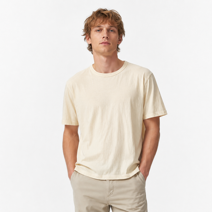 Unisex t-skjorte i myk bomull. Minimalistisk design for hverdagskomfort og avslappet stil.