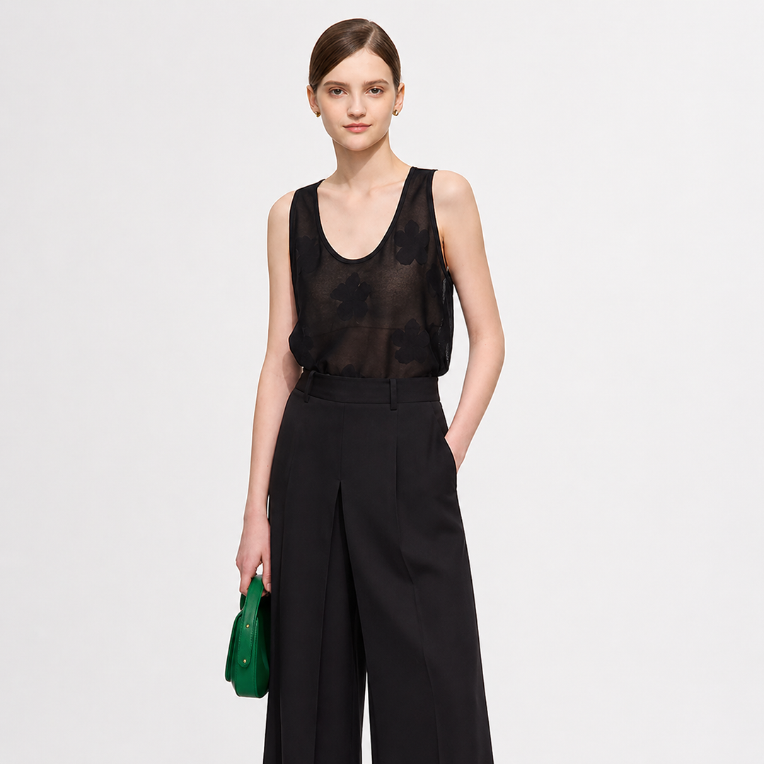 Minimalistisk strikket camisole til dame. U-hals topp for en elegant og komfortabel sommerstil.