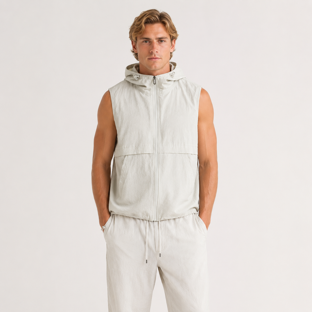 Herre ermeløs hettevest i utility-stil. Funksjonell fritidsvest for vår, sommer og høst. Casual streetwear.