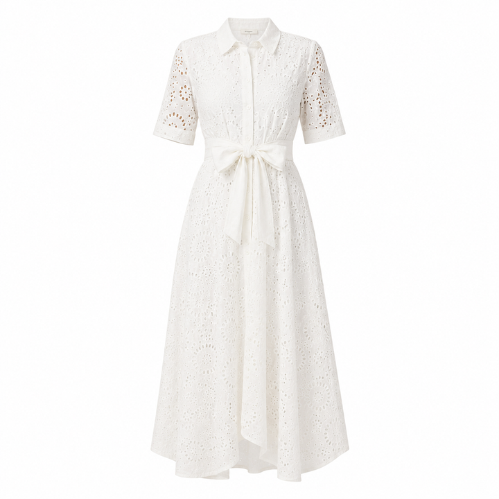 Vakker brodert dame maxikjole med belte. Hvit, kortermet festkjole med krage for en stilig og komfortabel look.