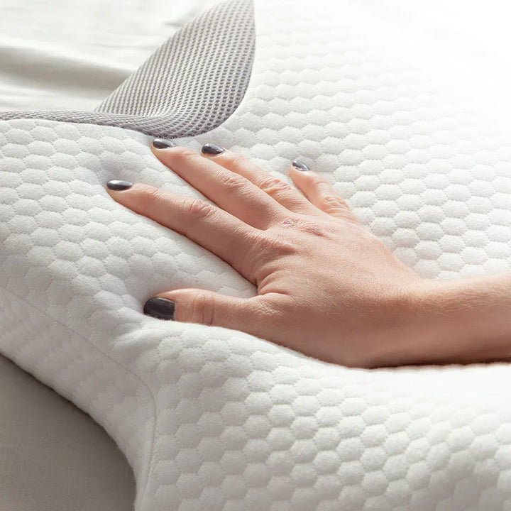 Person hviler komfortabelt med ergonomisk memoryskum nakkepute for bedre søvn og støtte.