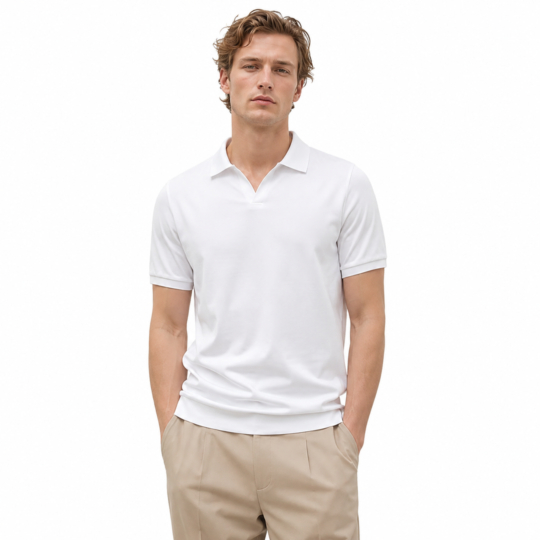 Elegant herre silkepolo i pustende stoff, perfekt for en sofistikert sommerstil.