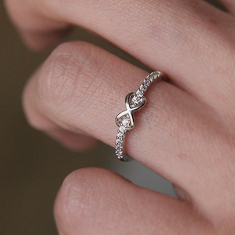 Roségull infinityring for kvinner, en vakker og meningsfull gave til datteren din.